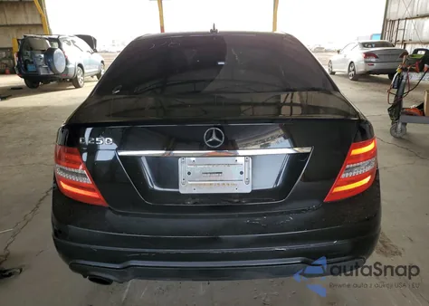 2012 Mercedes-Benz C 250 z USA, uszkodzony, nr VIN WDDGF4HB6CF851138